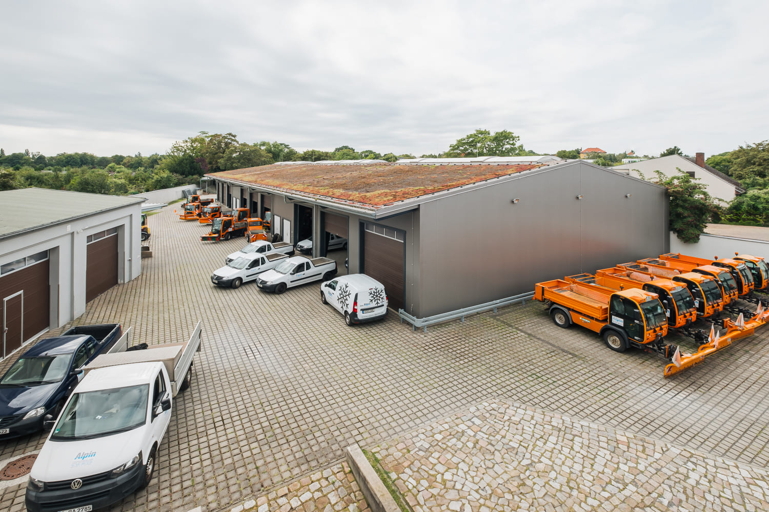 Hofbereich der Alpin GmbH mit Fahrzeugen und Maschinen