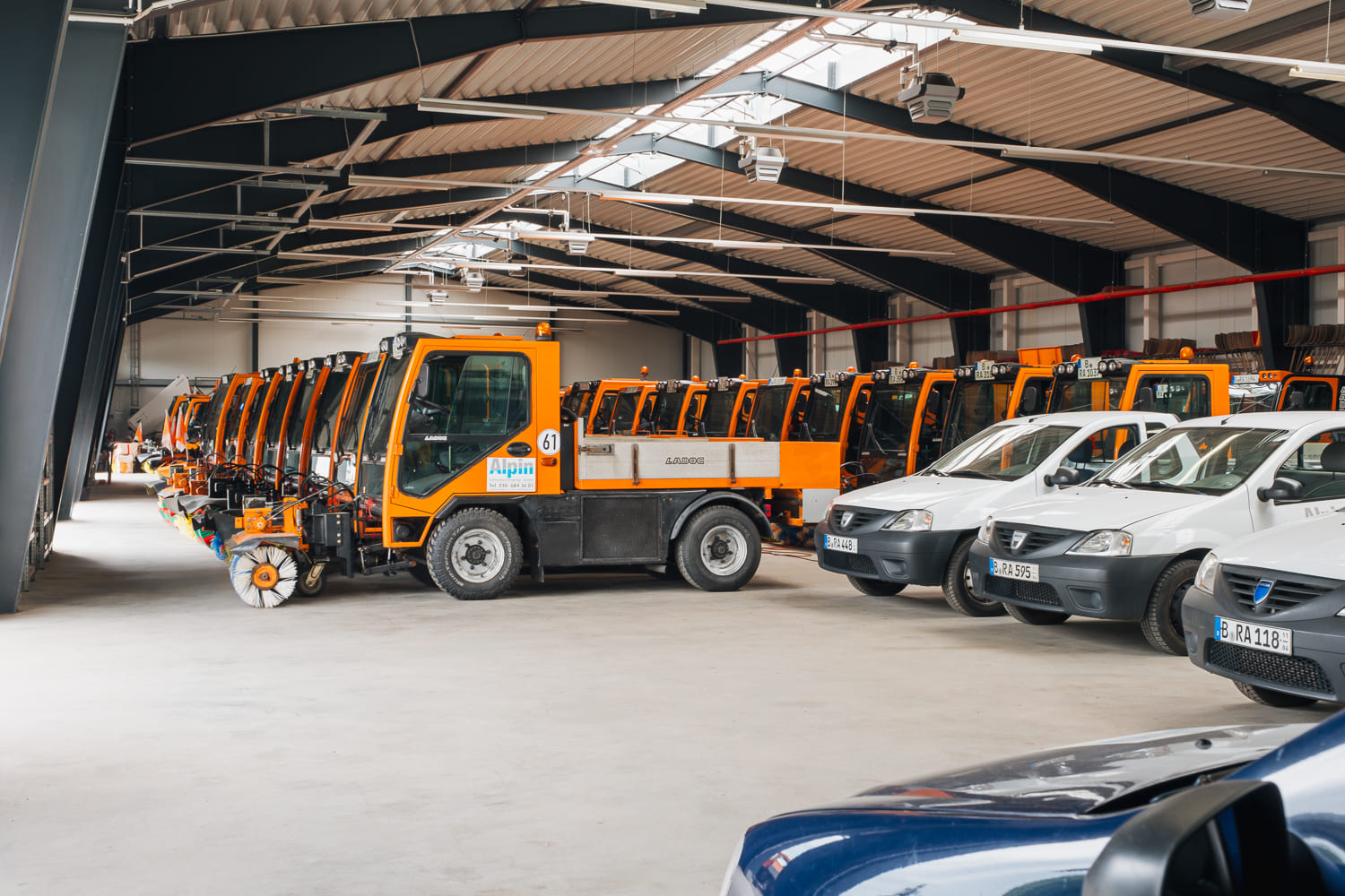 Detailansicht professioneller Winterdienst-Fahrzeuge