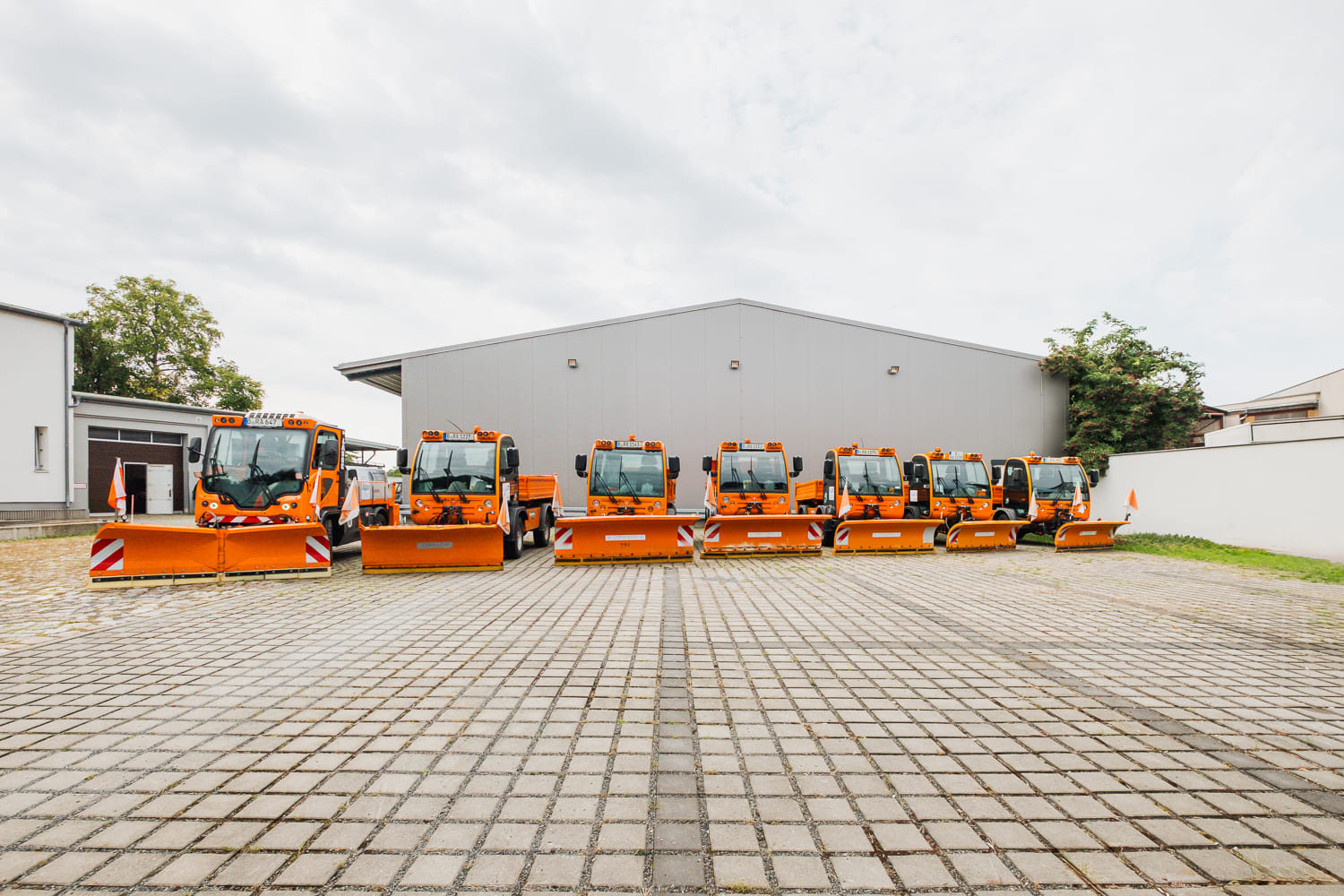 Professioneller Maschinenpark mit modernen Winterdienst-Fahrzeugen